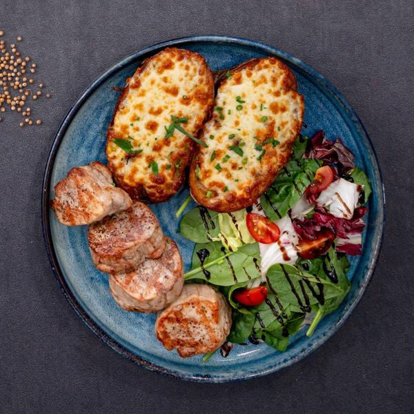 Mușchiuleț de porc la jar cu salată și cartof gratinat